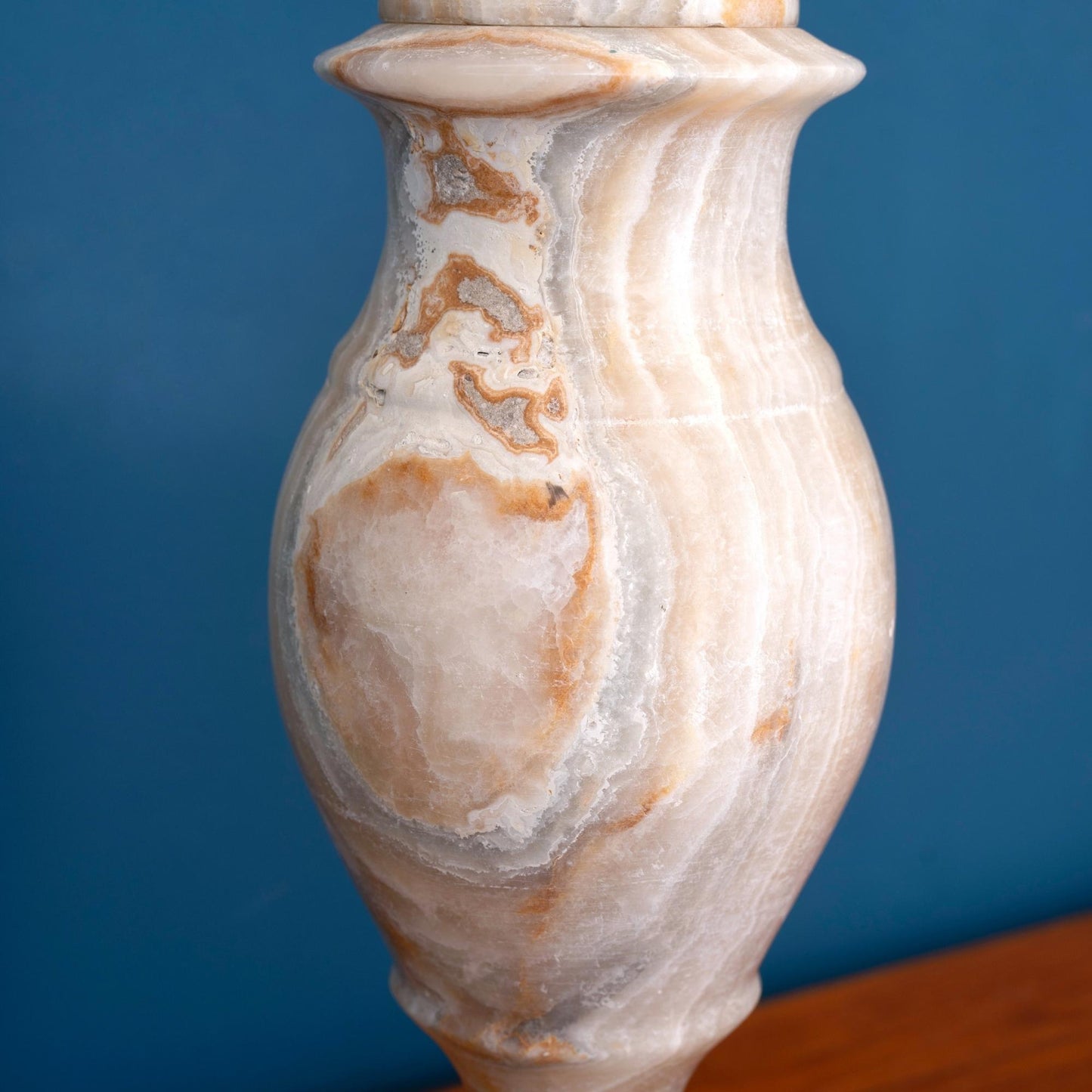 Dettaglio Vaso contenitore in alabastro con coperchio in stile neoclassico, prodotto nel '900.