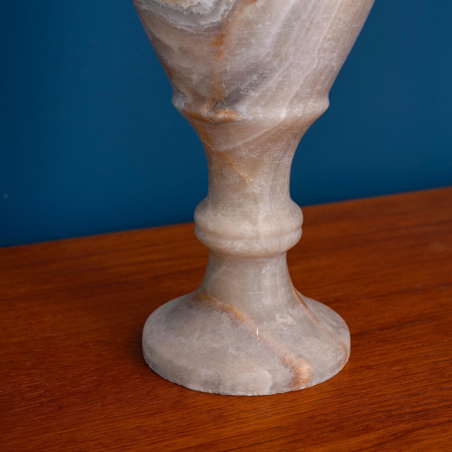 Dettaglio base Vaso contenitore in alabastro con coperchio in stile neoclassico, prodotto nel '900.
