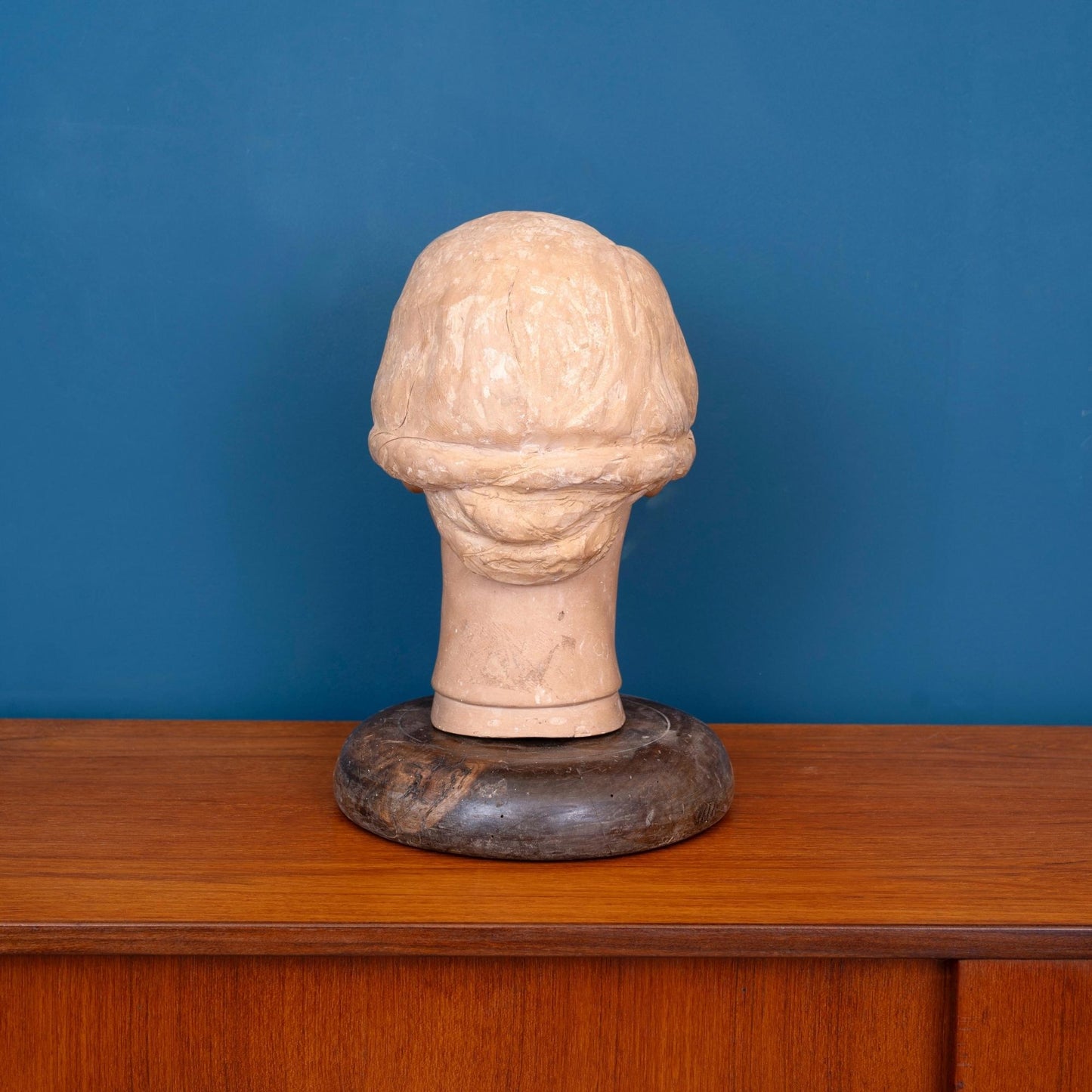 Retro Scultura in terracotta raffigurante la testa di una donna, con base in legno e risalente ai primi del ‘900.