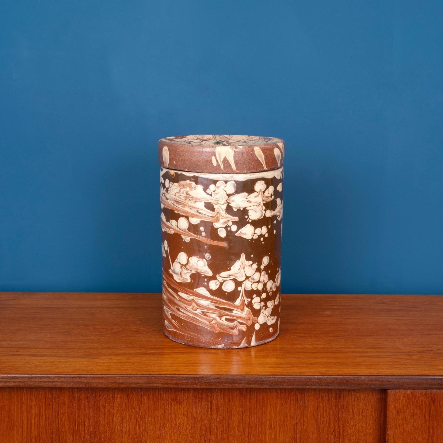 Vaso contenitore antico pugliese con coperchio in terracotta smaltata, risalente alla fine dell'800.