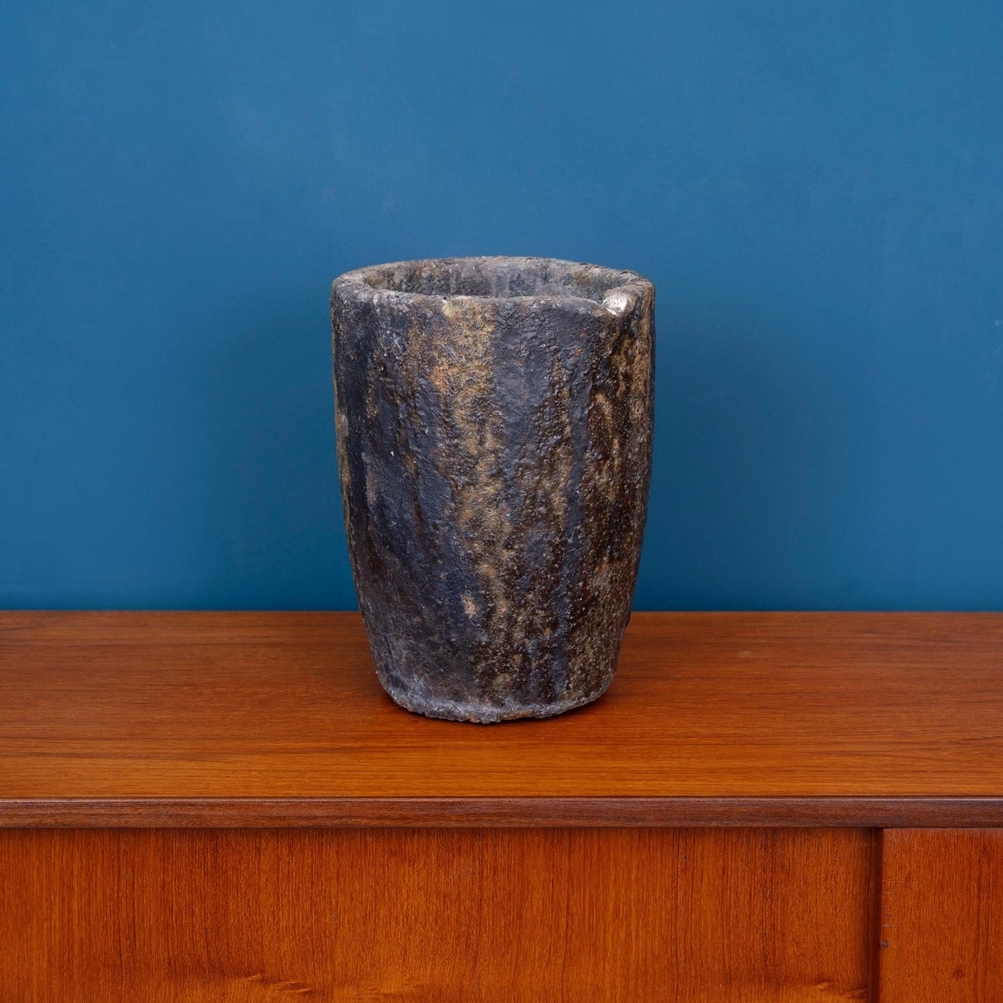 Crogiolo da fonderia con beccuccio anni '50. Si tratta di un vaso, inizialmente usato come recipiente per fondere i metalli.