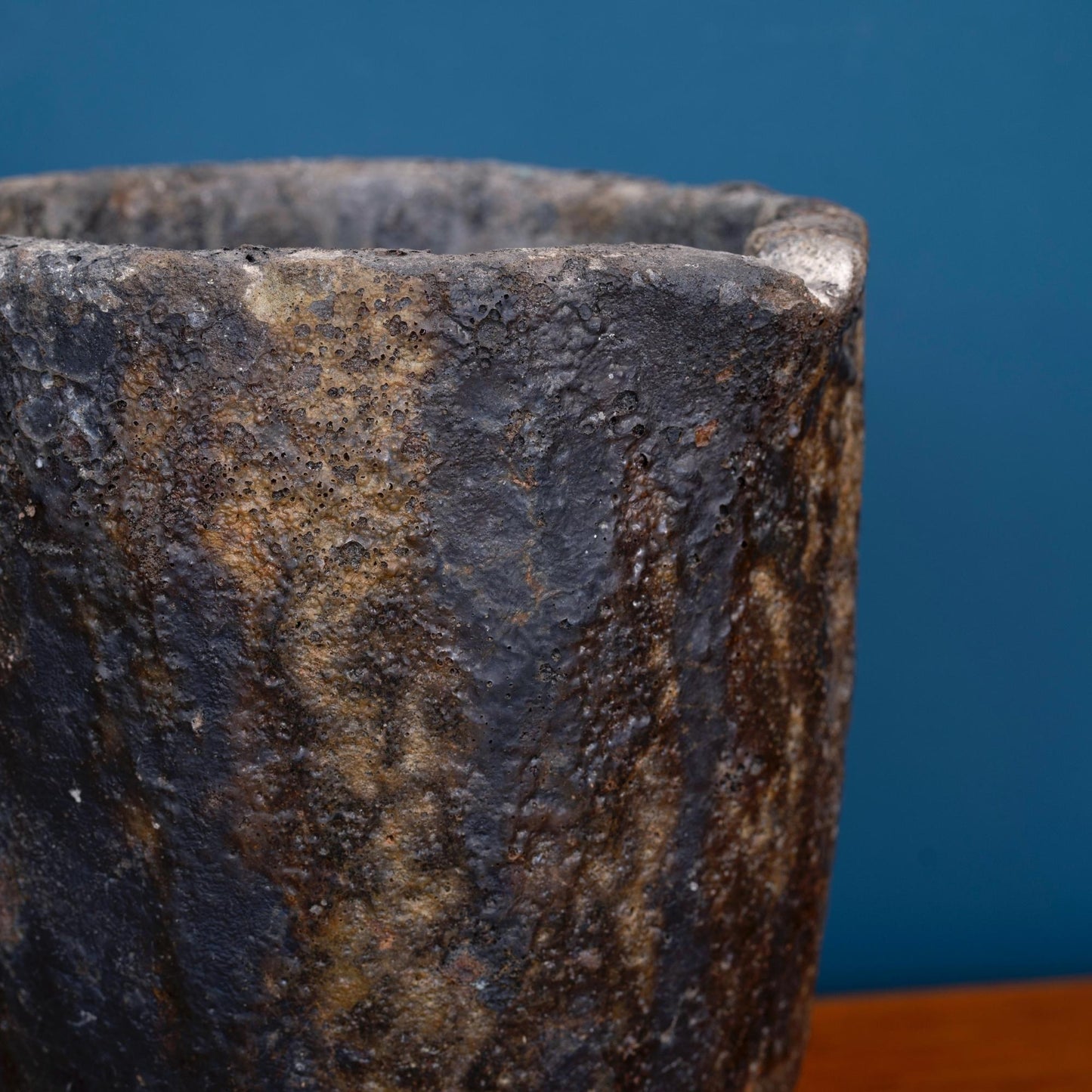Dettaglio beccuccio Crogiolo da fonderia con beccuccio anni '50. Si tratta di un vaso, inizialmente usato come recipiente per fondere i metalli.