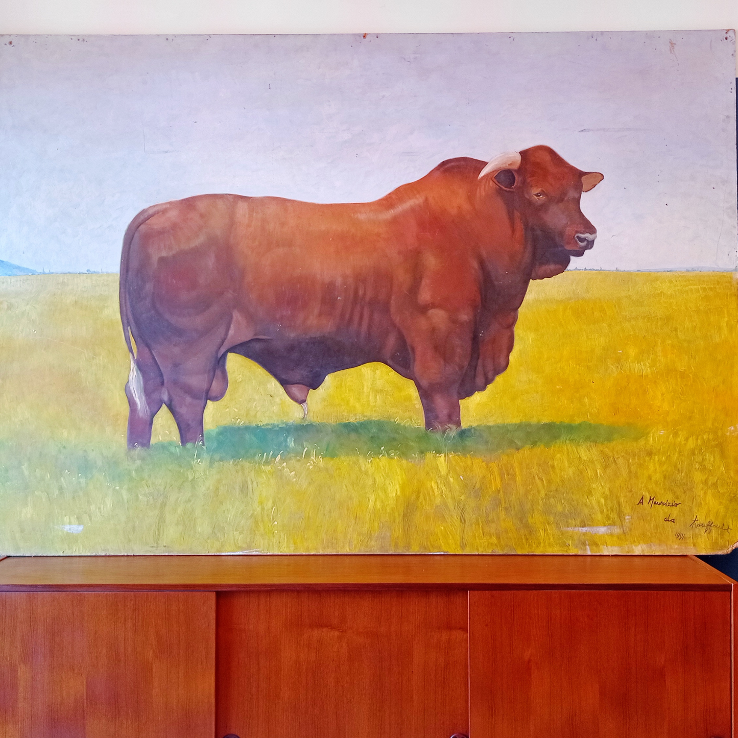 Dettaglio quadro raffigurante un toro di razza Senepol, realizzato su pannello di MDF nel 1991. Il dipinto presenta una dedica con firma dell'autore in basso a destra.