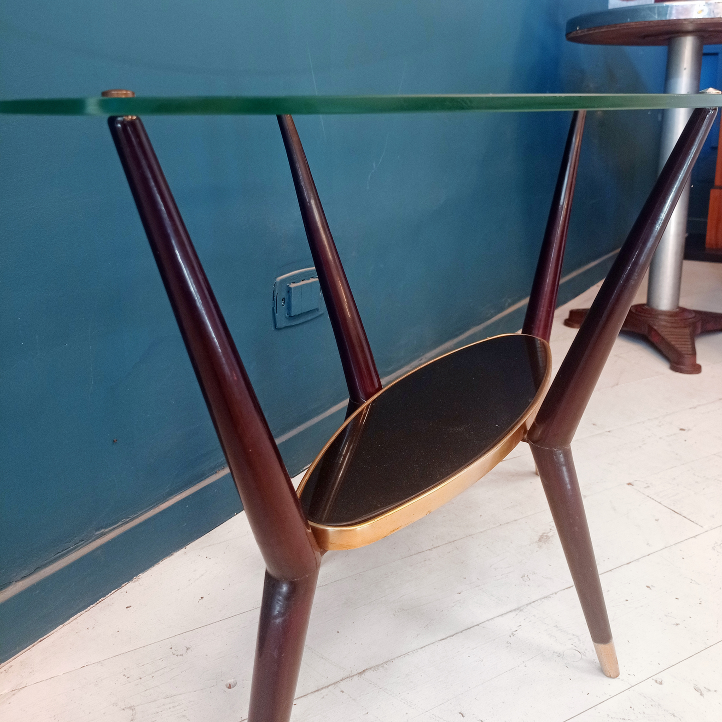 Tavolino da caffè vintage ovale con due ripiani in vetro, gambe in legno e borchie in ottone risalente agli anni '50.