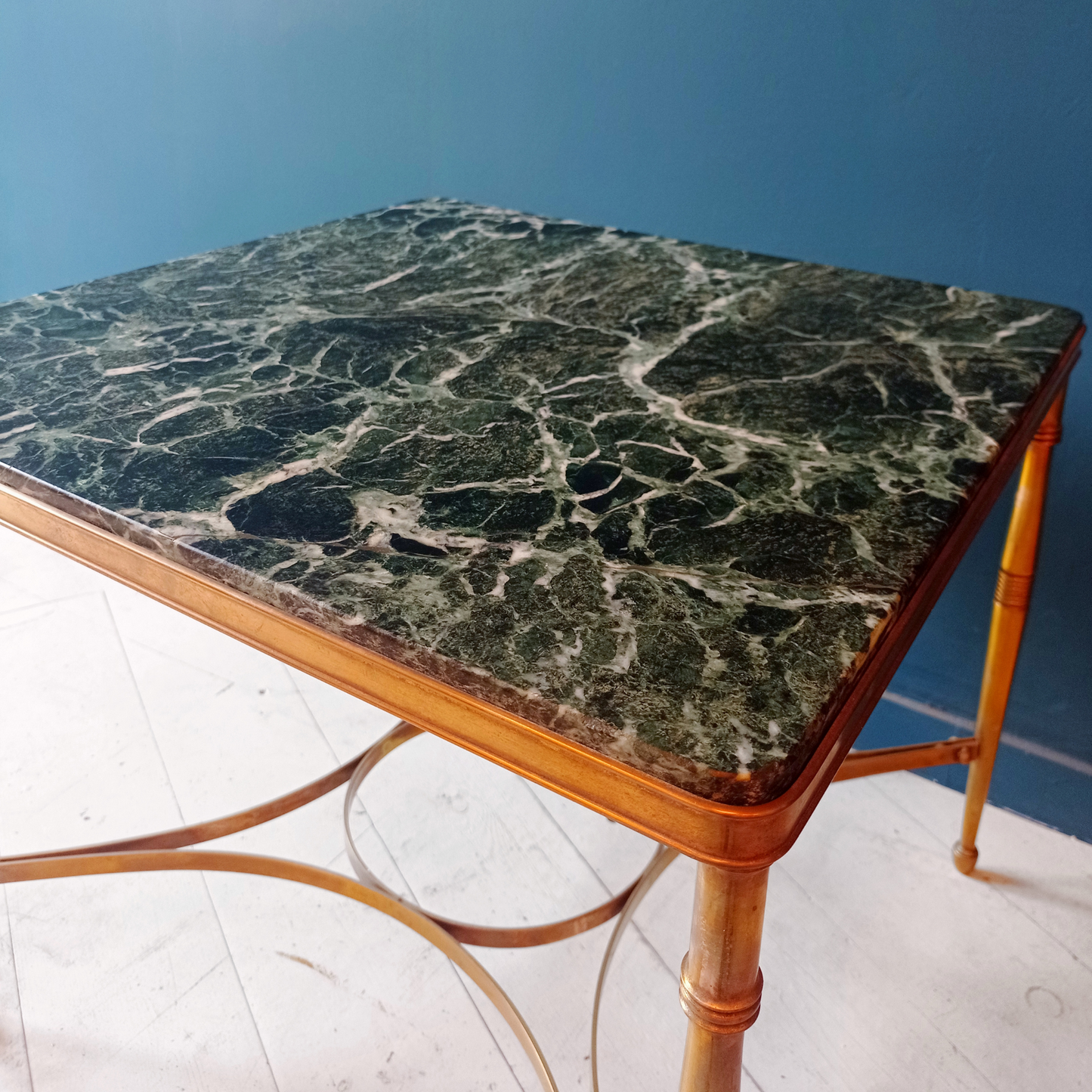 Dettaglio piano tavolo da caffè vintage in marmo verde delle Alpi e ottone, risalente agli anni '50.