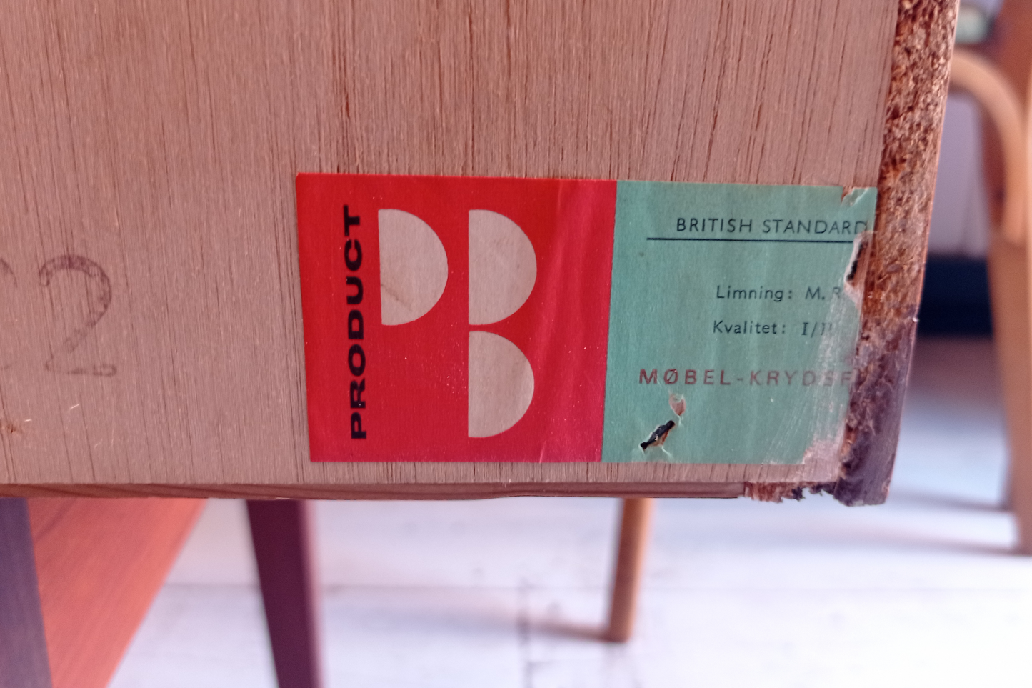 Dettaglio etichetta produttore highboard danese in legno di teak risalente agli anni '60. Mobile credenza con 3 ante e due cassetti interni, di manifattura danese.
