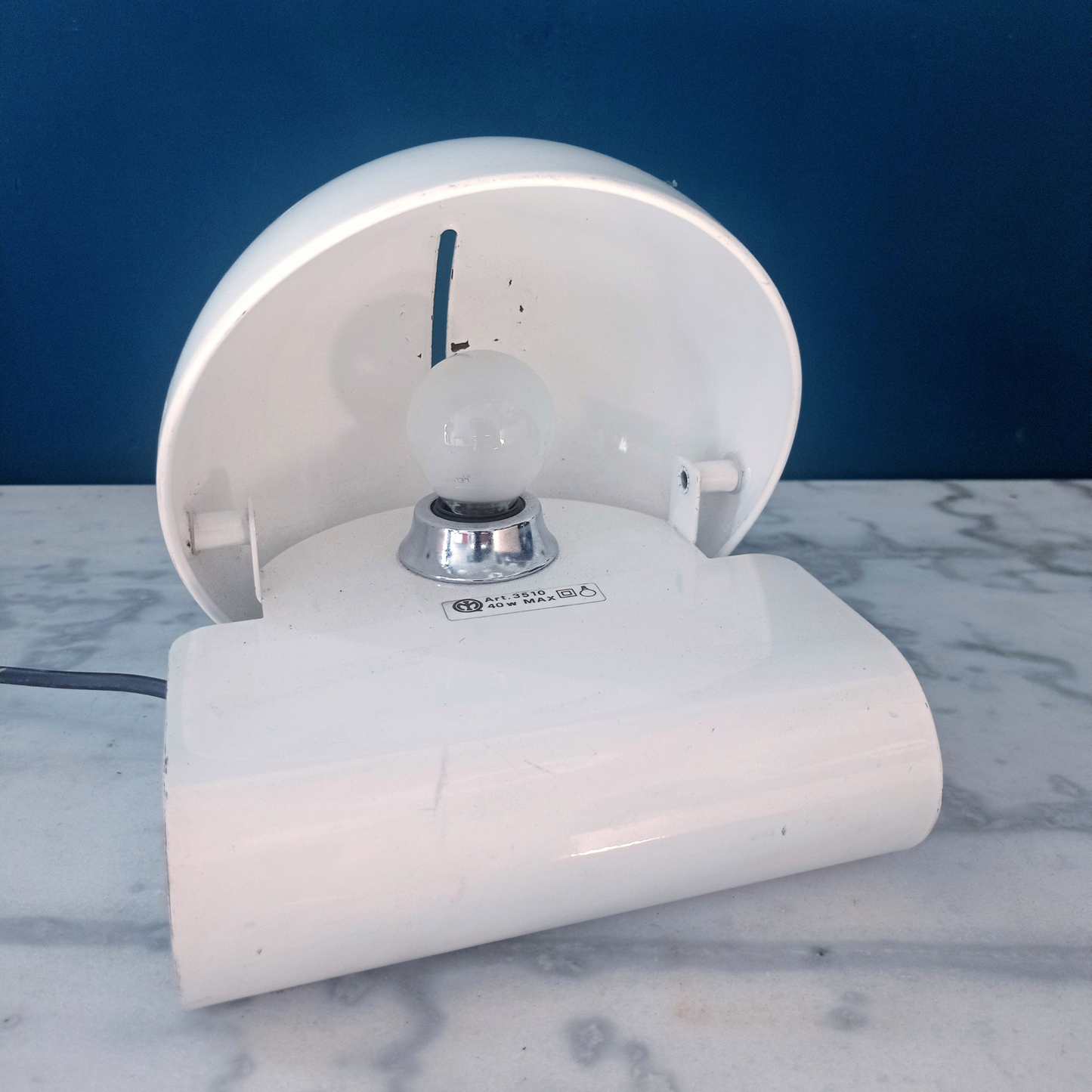 Lampada da tavolo iGuzzini modello BUGIA, disegnata da Giuseppe Cormio, risalente agli anni '70.