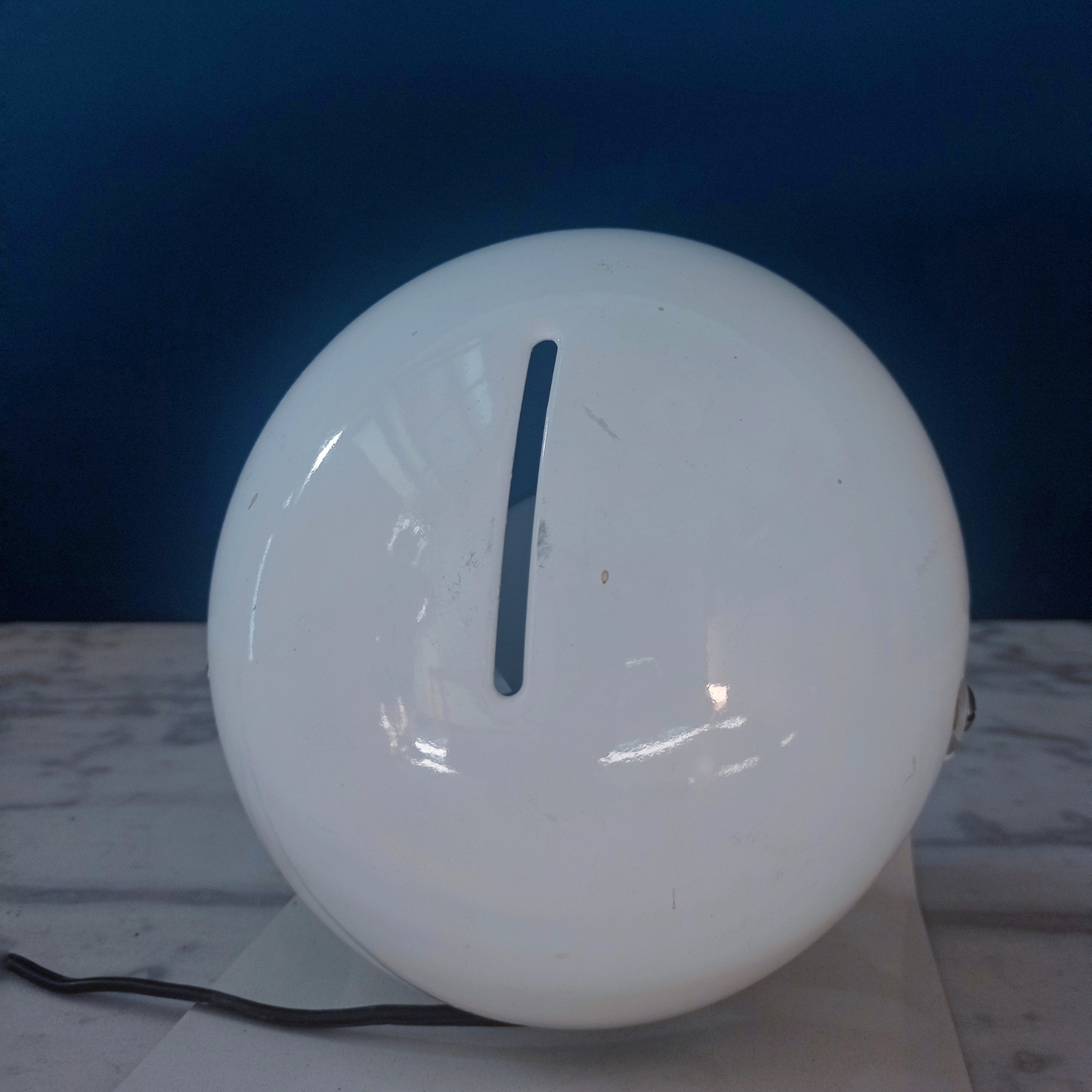 Lampada da tavolo iGuzzini modello BUGIA, disegnata da Giuseppe Cormio, risalente agli anni '70.