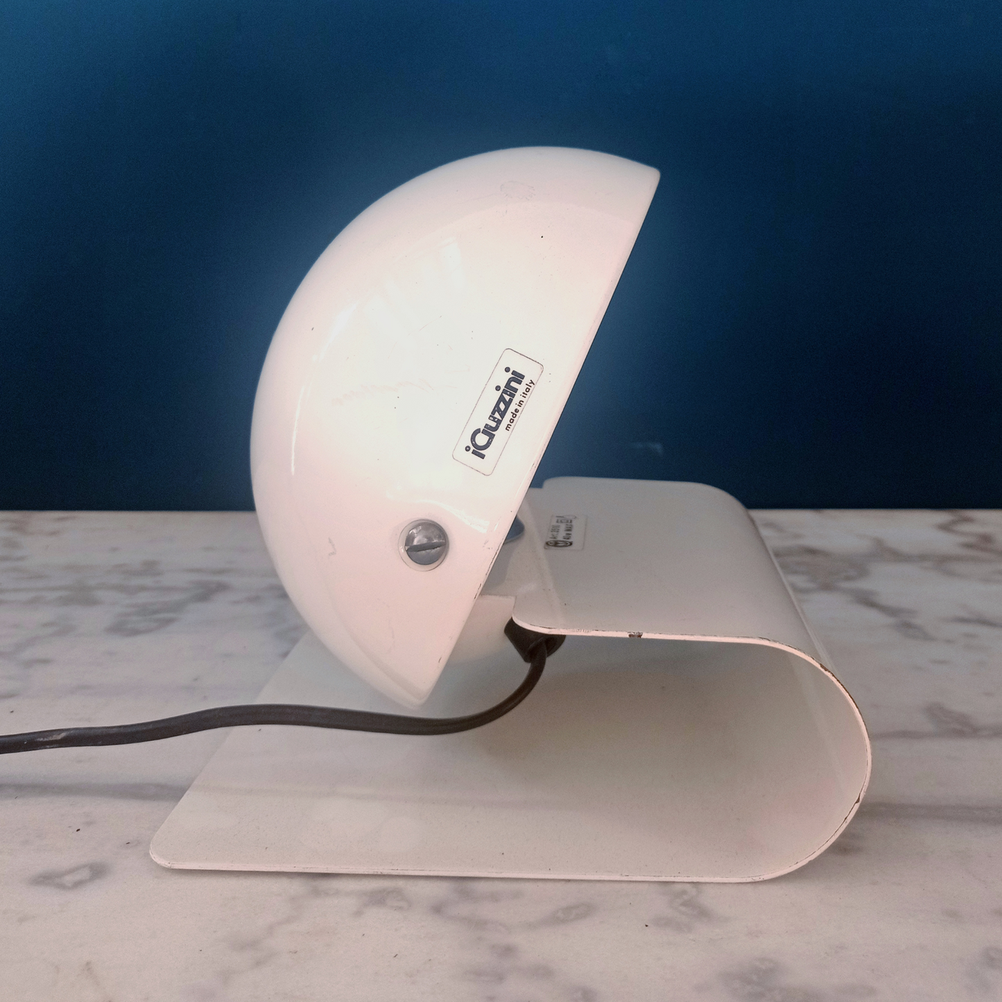 Lampada da tavolo iGuzzini modello BUGIA, disegnata da Giuseppe Cormio, risalente agli anni '70.