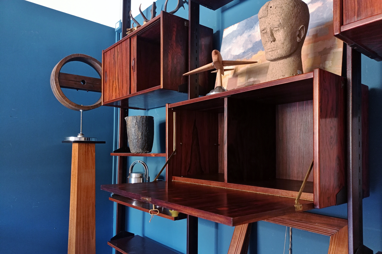 Dettaglio libreria modulare STILDOMUS, risalente agli anni '60 con piani regolabili in essenza di palissandro. Grazie al montaggio cielo-terra è possibile utilizzare la libreria come divisorio.