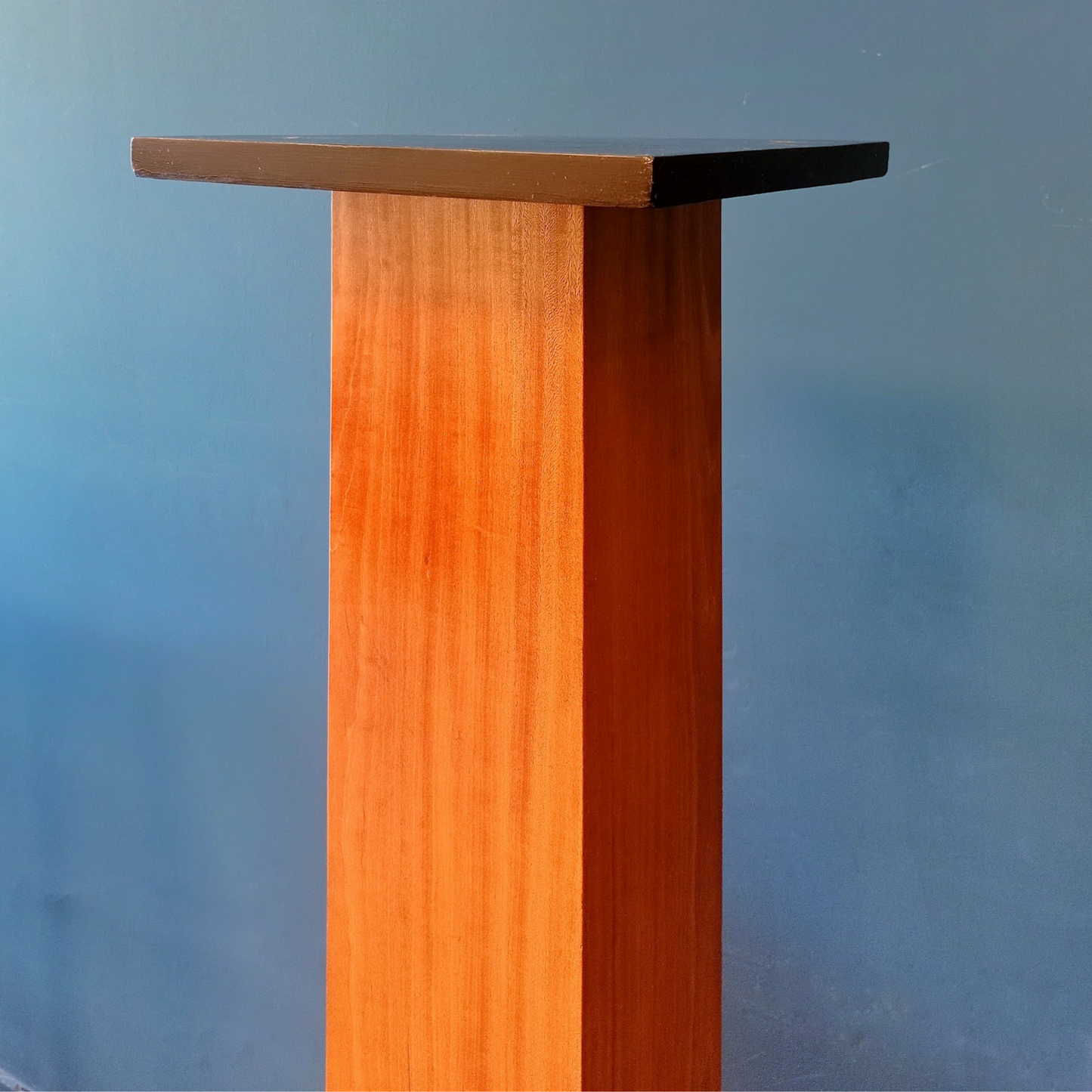 Dettaglio piedistallo/colonna portapiante o portavaso a sezione quadrata, in legno con ripiani e base ebanizzati, risalente agli anni '40.