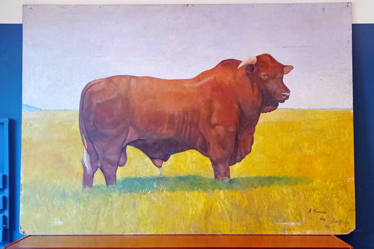 Quadro raffigurante un toro di razza Senepol, realizzato su pannello di MDF nel 1991. Il dipinto presenta una dedica con firma dell'autore in basso a destra.