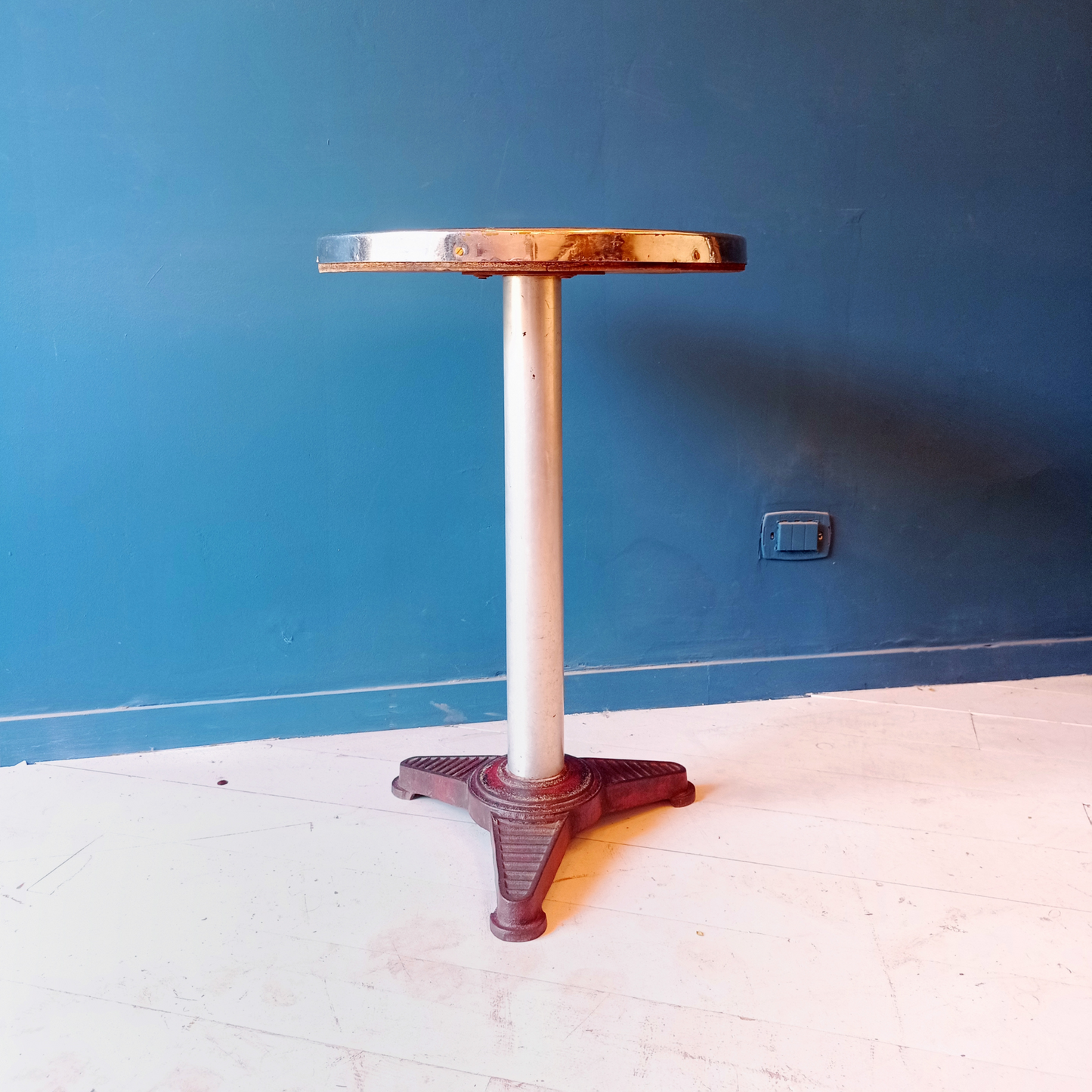 Tavolino da bistrot francese vintage, risalente agli anni '30. Piano in formica rossa bordata in alluminio, gamba in alluminio e base in ghisa.