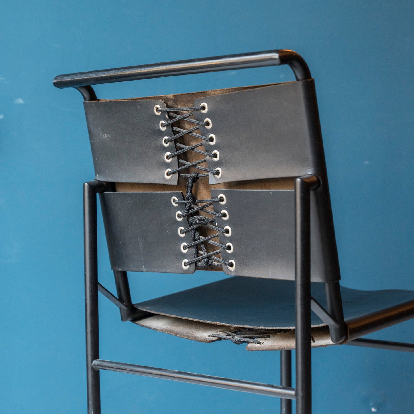 Sedia Vintage Stile Roquebrune di Eileen Gray – Design Iconico del 1927 in Pelle e Metallo