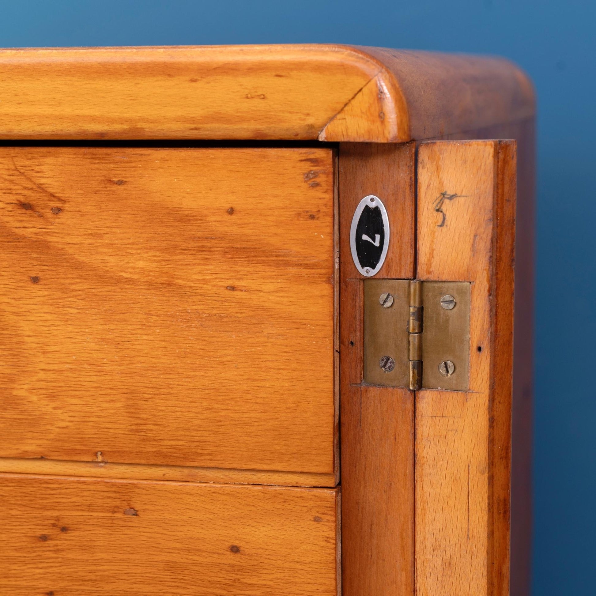 Dettaglio cerniera Schedario da ufficio in legno di faggio con chiave a battente verticale con 8 cassetti, risalente agli anni '50.   