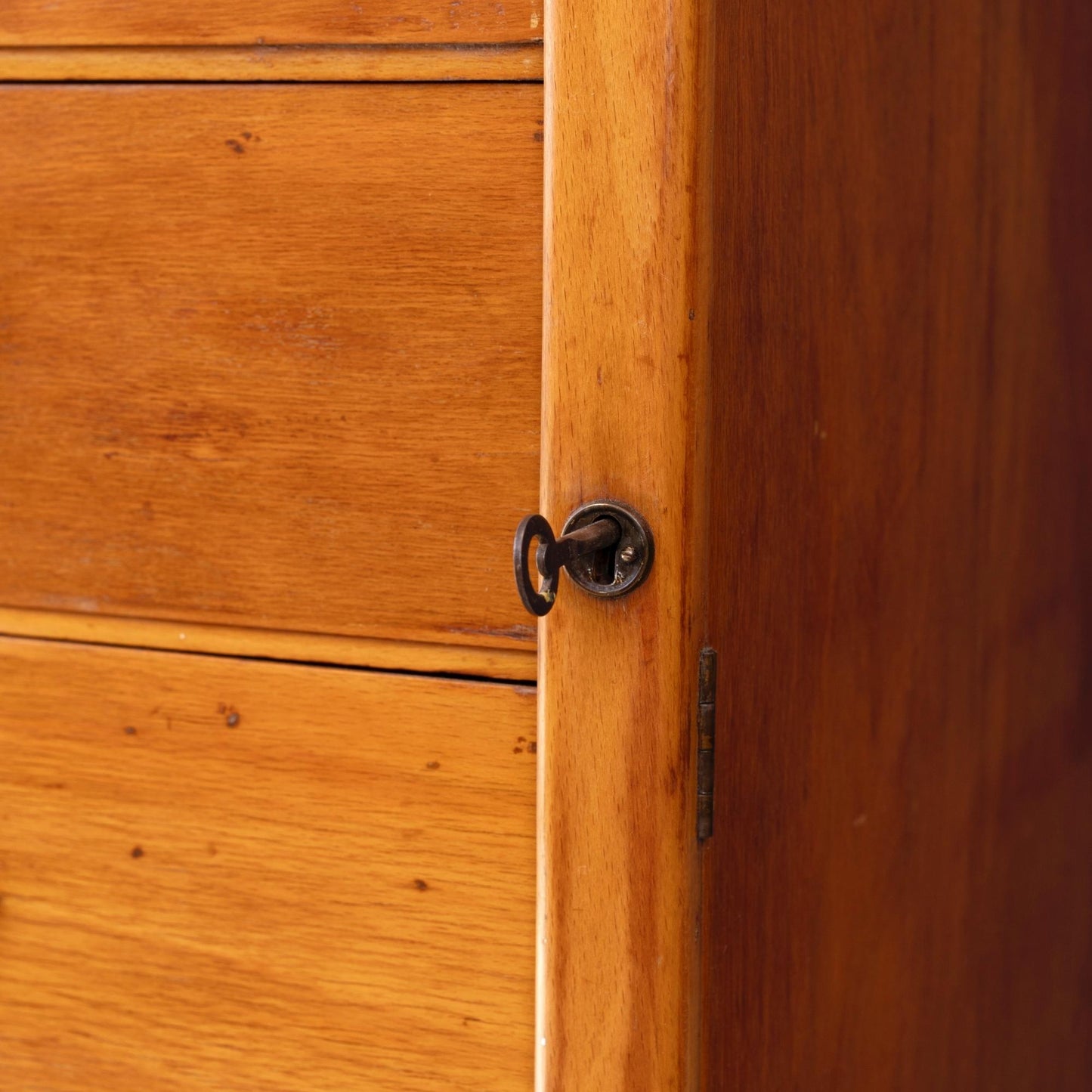 Dettaglio chiave Schedario da ufficio in legno di faggio con chiave a battente verticale con 8 cassetti, risalente agli anni '50.   