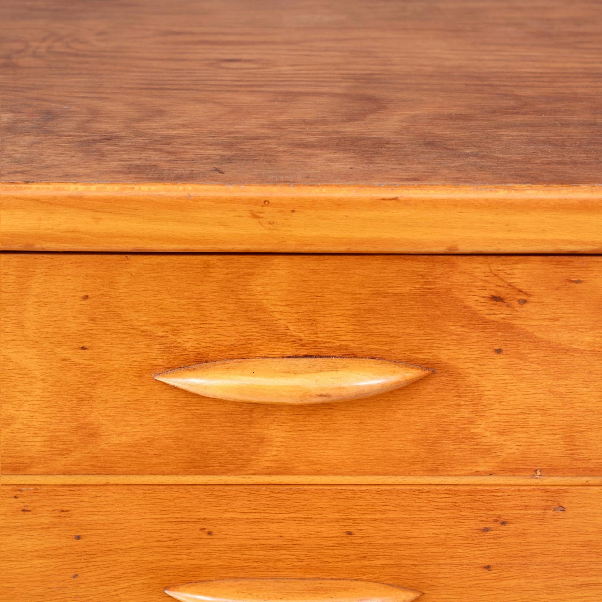 Dettaglio maniglia Schedario da ufficio in legno di faggio con chiave a battente verticale con 8 cassetti, risalente agli anni '50.   