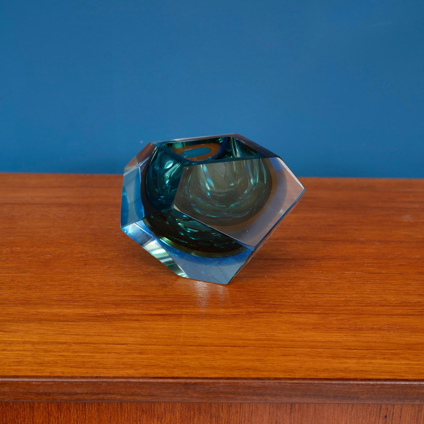 Posacenere in vetro sommerso di Murano sfaccettato, con interno di colore verde e blu.