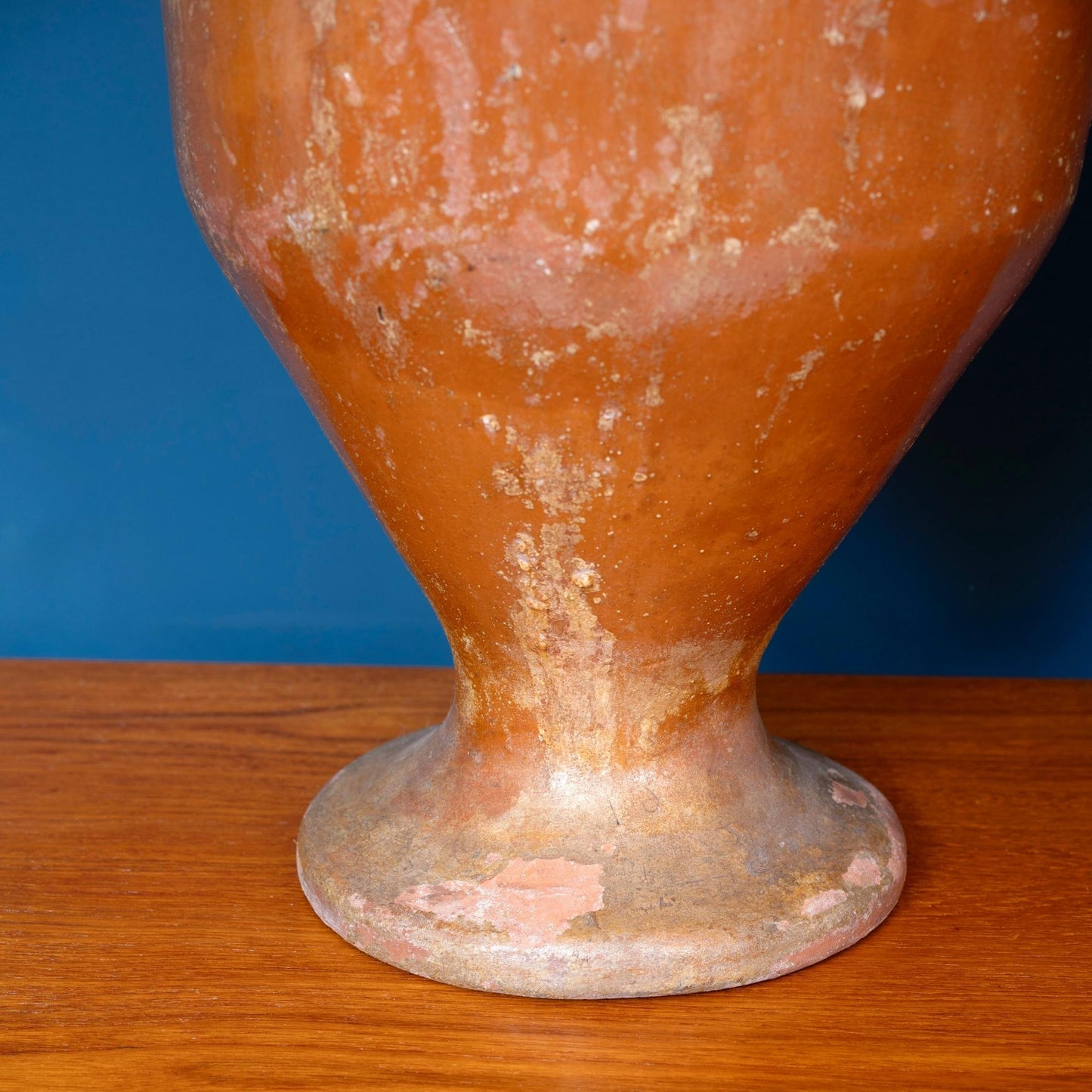 Dettaglio base Coppia di anfore italiane in terracotta smaltata, risalente agli anni '40 del novecento.