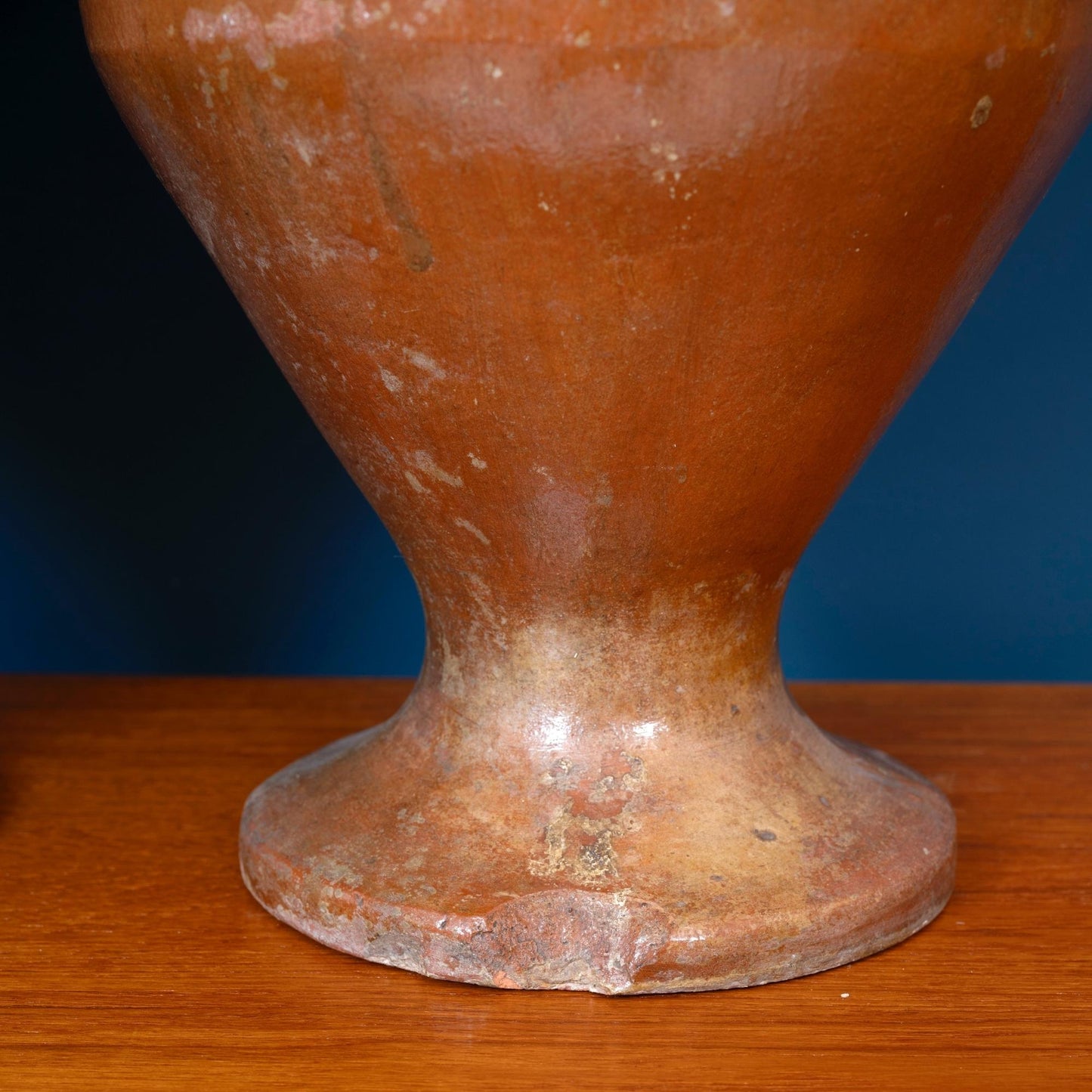 Dettaglio base Coppia di anfore italiane in terracotta smaltata, risalente agli anni '40 del novecento.