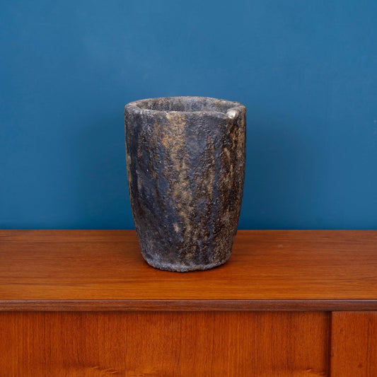 Crogiolo da fonderia con beccuccio anni '50.  Si tratta di un vaso, inizialmente usato come recipiente per fondere i metalli.