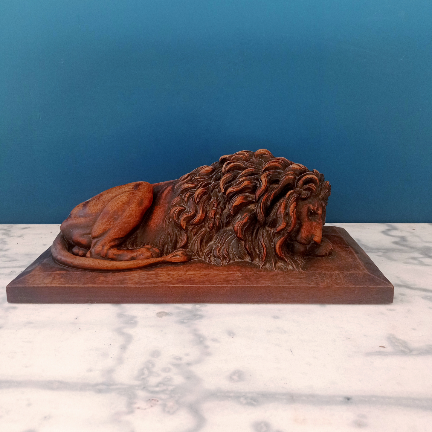 Scultura lignea a tutto tondo raffigurante un leone dormiente della fine del 1800.