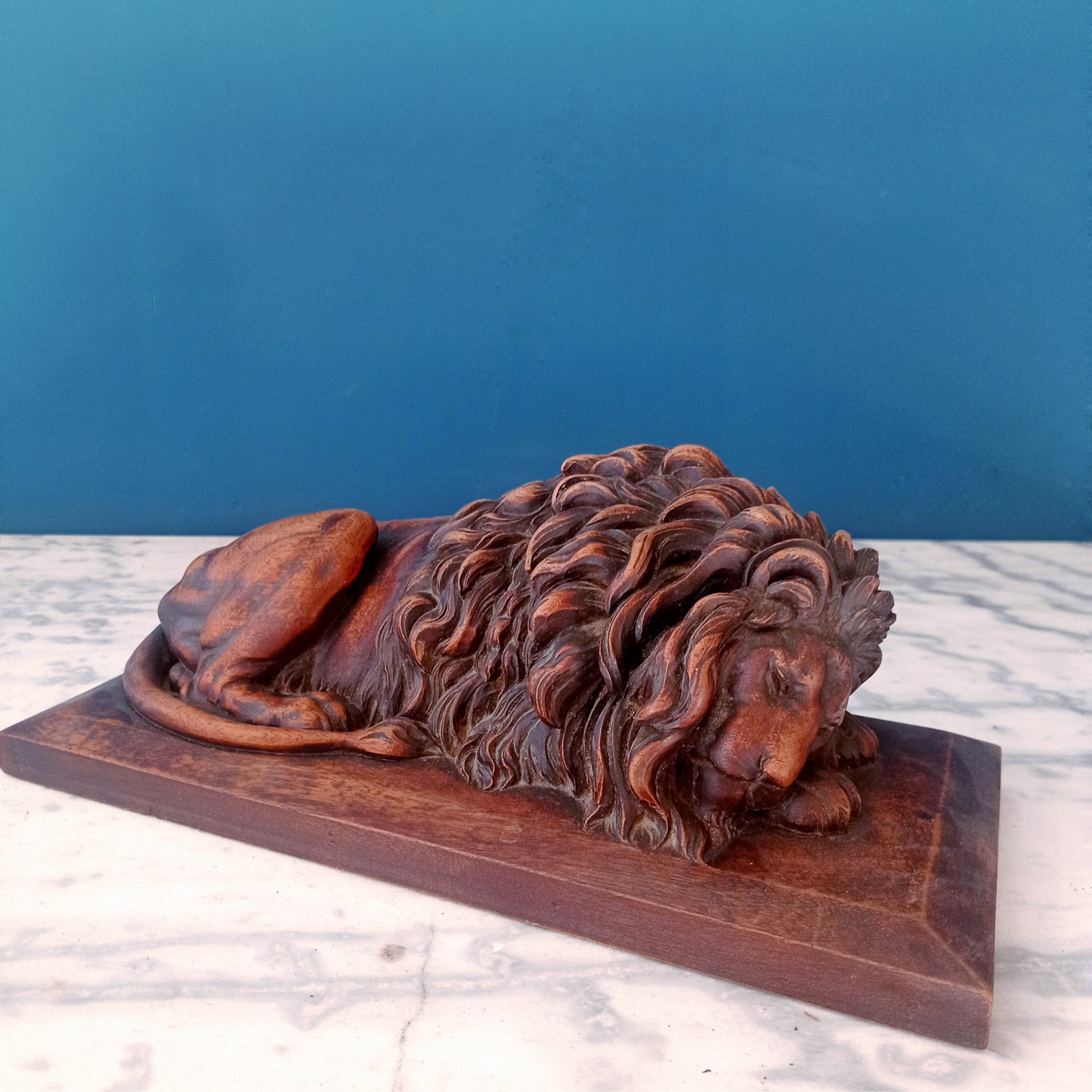 Dettaglio scultura lignea a tutto tondo raffigurante un leone dormiente della fine del 1800.