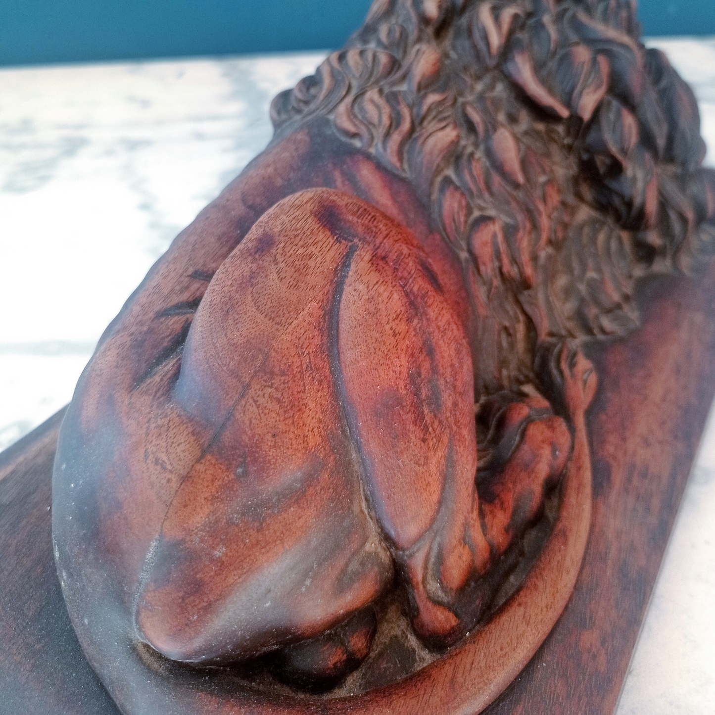 Dettaglio scultura lignea a tutto tondo raffigurante un leone dormiente della fine del 1800.