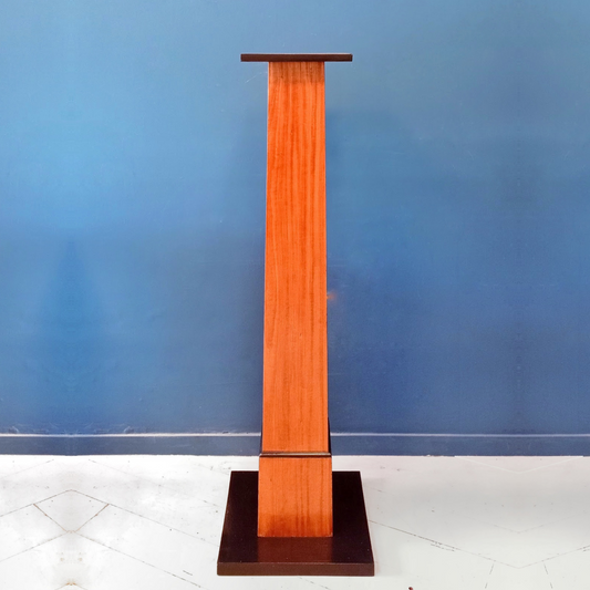Piedistallo/colonna portapiante o portavaso a sezione quadrata, in legno con ripiani e base ebanizzati, risalente agli anni '40.