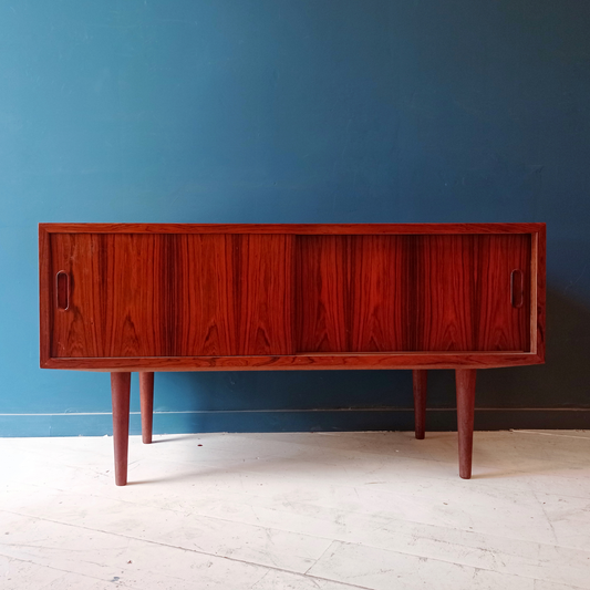 Piccolo sideboard danese in legno di palissandro risalente agli anni '60. Mobile credenza con 2 ante scorrevoli. 