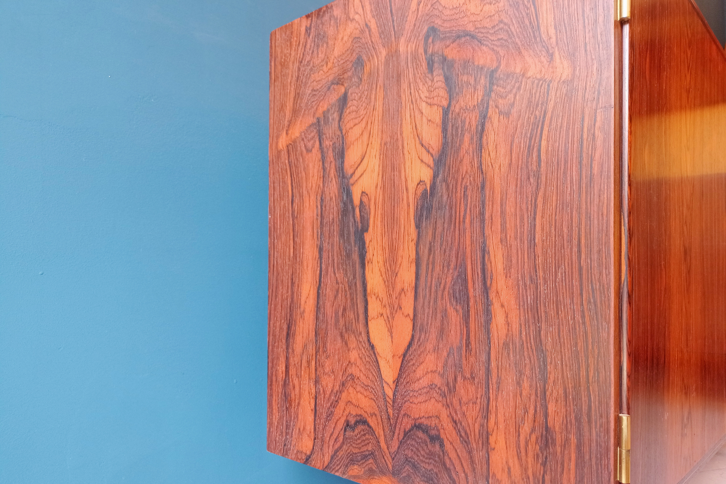 Dettaglio venature sideboard danese in legno di palissandro risalente agli anni '60. Mobile credenza con 2 ante a battente e scaffalatura interna.