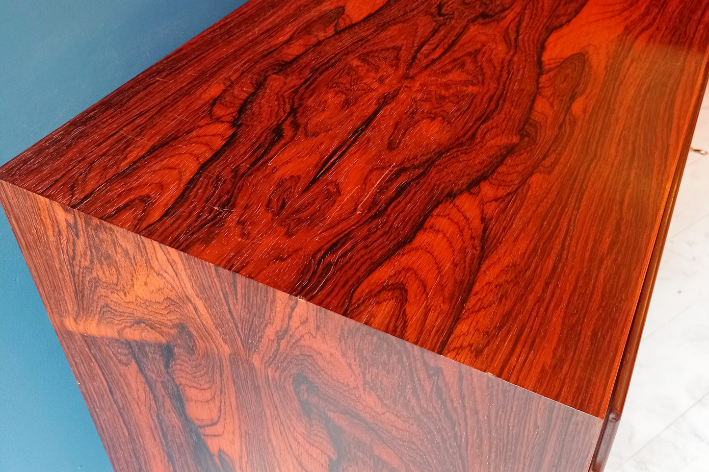 Dettaglio venature sideboard danese in legno di palissandro risalente agli anni '60. Mobile credenza con 2 ante a battente e scaffalatura interna.