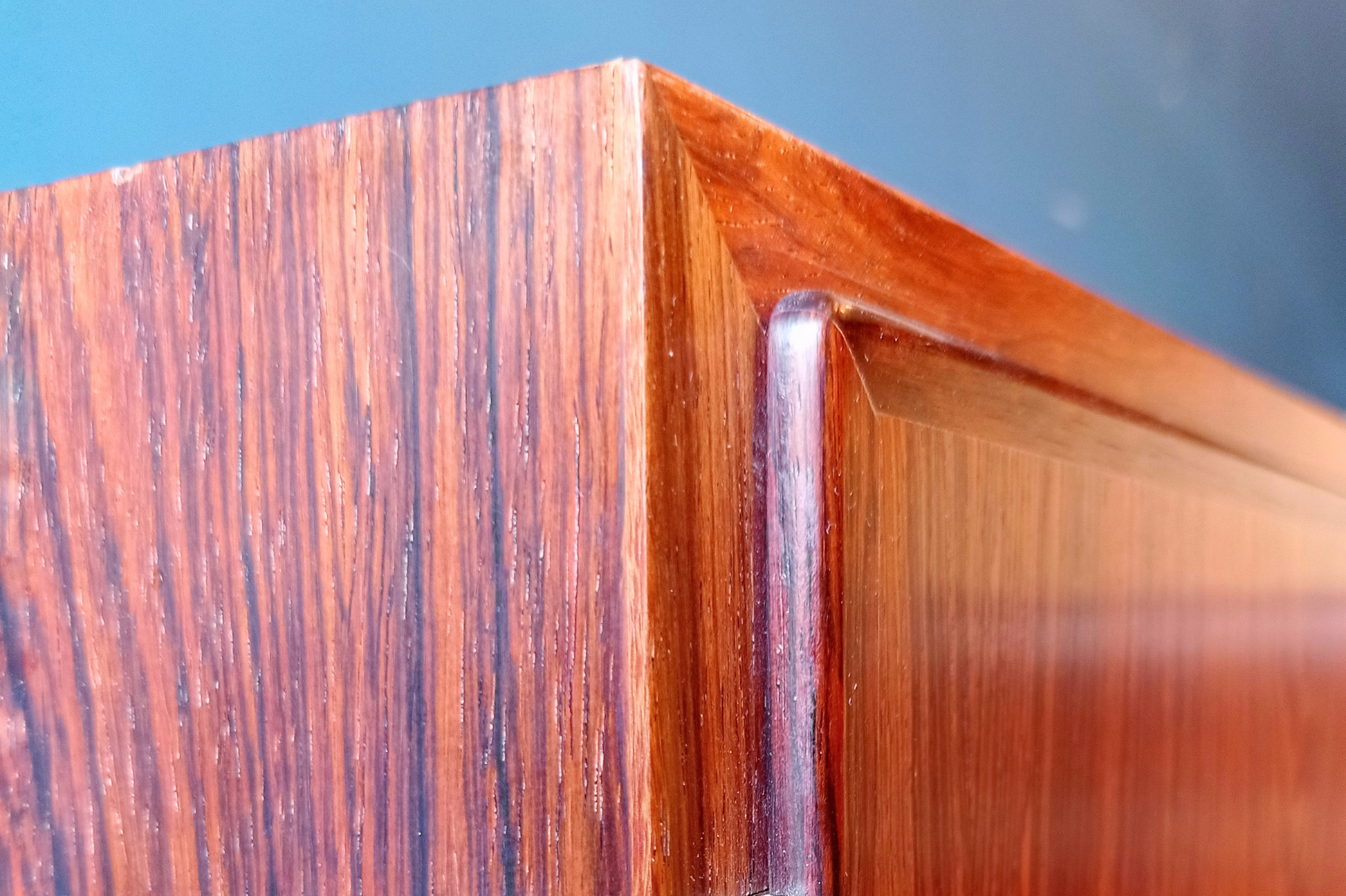 Dettaglio angolo sideboard danese in legno di palissandro risalente agli anni '60. Mobile credenza con 2 ante a battente e scaffalatura interna.