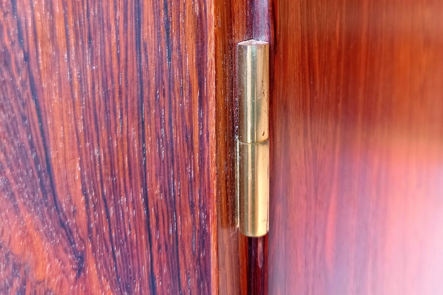 Dettaglio cerniera sideboard danese in legno di palissandro risalente agli anni '60. Mobile credenza con 2 ante a battente e scaffalatura interna.