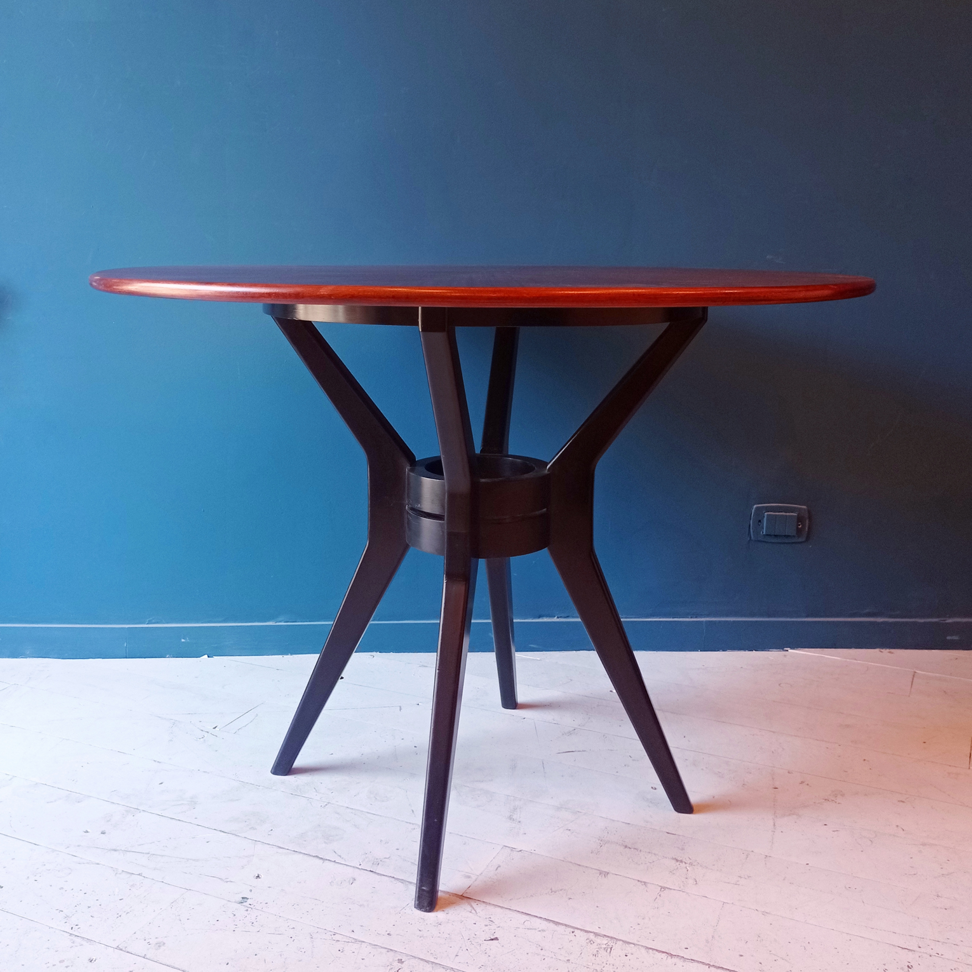 Tavolo tondo vintage in legno rigatino di mogano anni '50 – Alessandro  Esposito - vendita e restauro mobili